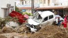 Потоп в Крит: Вода отнесе коли, рухна мост, поне един човек е в неизвестност