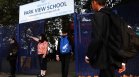 Масова забрана на смартфоните в лондонските училища