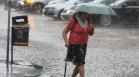 Пловдив под вода след мощна буря: Дървета премазаха автомобили