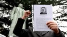 Мъж обезглави бюст на Сталин в руски парк
