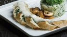 Рецепта за пилешко месо с чесън, спанак и сос с кисело мляко