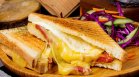 Среднощна вкуснотия за Мондиал 2026: Рецепта за сандвич с кашкавал