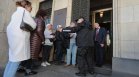 Опашка от хора пред БНБ за стартови пакети от евромонети (СНИМКИ)