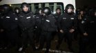 СДВР: Трима полицаи са пострадали, протестиращи хвърлят бутилки и пиратки