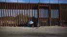 Удар по Тръмп: Байдън затвори границата с Мексико заради мигрантите