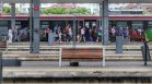 Отменени влакове и часове чакане на Централна гара София в жегата (СНИМКИ)