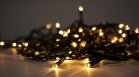 Опасно ли е да оставяме коледните лампички включени нощем?