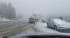 Сняг изненада шофьорите на Петрохан в последния ден от април