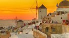 Опашки от туристи за перфектния кадър от залеза над Санторини за Instagram