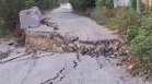 Земята се движи: Евакуираха две семейства заради свлачището във Варна