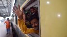 Най-малко 50 загинали при влакова катастрофа в Индия, стотици са ранени