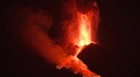 Вулканът Етна изригна и направи небето над Сицилия червено. Това