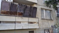 Балкони в София са превърнати в депо за боклуци, съседи се опасяват от пожар