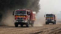 Френските огнеборци в битка с големия пожар край Париж (СНИМКИ)