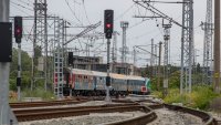 Кондуктор на влак удари пътничка с касов апарат в главата