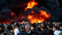 Протестиращите в Албания палят огньове и атакуват правителствени сгради
