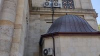 Климатици върху катедралата във Варна възмутиха местните хора
