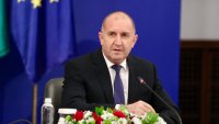 "Гардиън": Оглежда ли Радев "дупката" в ЕС, оставена от Орбан?