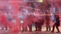 Палежи, водни оръдия и сблъсъци с полицията преди срещата на Г-7 в Женева (СНИМКА)