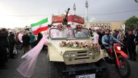 Джипове и булки в бяло: Любовта и войната вървят ръка за ръка в Иран (СНИМКИ)