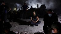 Деца под руините: Семейства копаят с голи ръце във Венецуела, липсват и линейки