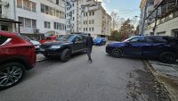 Нагло паркиране в София: Гаражи непрекъснато са блокирани