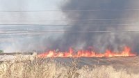 Горят сухи треви и стърнища зад голям търговски обект в Стара Загора