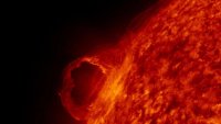 Мощно слънчево изригване носи към земята магнитна буря на 13 май