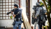 Загинал, двама ранени и 34-ма задържани след масова стрелба в Нидерландия