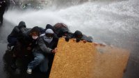 Водни оръдия, сълзотворен газ и сблъсъци: До 800 000 души "заляха" улиците на Франция