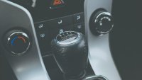 Автомобилите с ръчни скорости изчезват до 2030 г.?