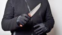 Син гони майка си с кухненски нож в блок и я намушка