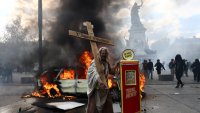 Франция на бунт срещу високите цени и растящите разходи за живот (СНИМКИ)
