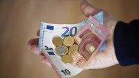 КС допусна делото за замразената минимална работна заплата