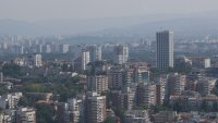 Столичани за задушливата миризма в София: "Затваряме прозорците и чакаме да отмине"