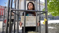 Протест пред парламента: Хора в клетки в защита на телетата (ВИДЕО и СНИМКИ)