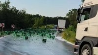 Десетки касетки с бира се разляха при инцидент край село Прилеп (+ВИДЕО)