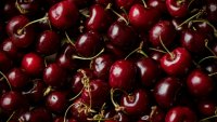 Черешите и доматите поевтиняват, но битката със спекулата буксува