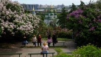 С аромат на люляци: Пролетна идилия в ботаническата градина на Киев (СНИМКИ)