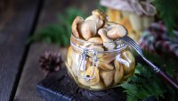 Рецепта за пикантни мариновани гъби с чесън