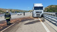 ТИР катастрофира на АМ "Струма" и разля гориво на пътя