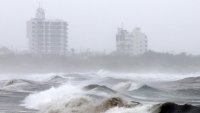 Морска стихия в Япония след преминаването на тайфуна "Джангми" (СНИМКИ)