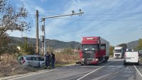 Двама души са с опасност за живота след катастрофа между Кресна и Симитли