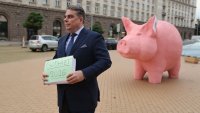 Асен Василев за прасето-касичка: Бюджетът ще вземе по 600 лв. от всеки български гражданин