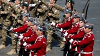 Български гвардейци и Зеленски на парада в Париж за Деня на Бастилията (ВИДЕО)