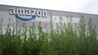 Рекордни печалби в Amazon, докато над 12 300 служители получават помощи за храна