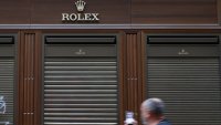 Във Франция разграбиха бутици на Louis Vuitton, Herm&egrave;s и Rolex (+СНИМКИ)