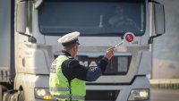 Акция срещу ТИР-овете в цялата страна: Карат с износени гуми и изпреварват неправилно