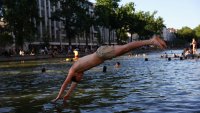 40 градуса във Франция: Затварят училища, спират влакове