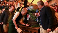 Халби, носии и море от хора  на Октоберфест в Мюнхен (СНИМКИ)